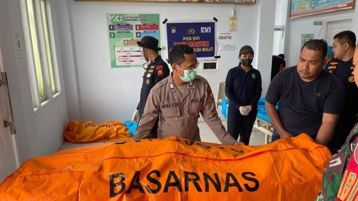 Evakuasi korban meninggal dunia banjir bandang di Kelurahan Rua, Kecamatan Pulau Ternate, Maluku Utara