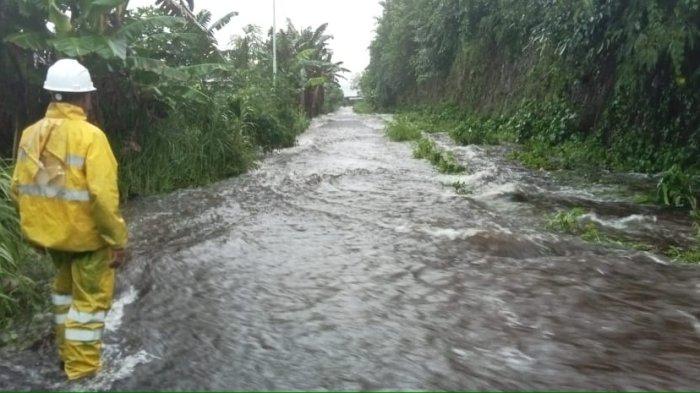 CUACA: Banjir di perbatasan Kelurahan Sango dan Kelurahan Tarau, Kota Ternate Utara, Maluku Utara, Minggu (15/12/2024)