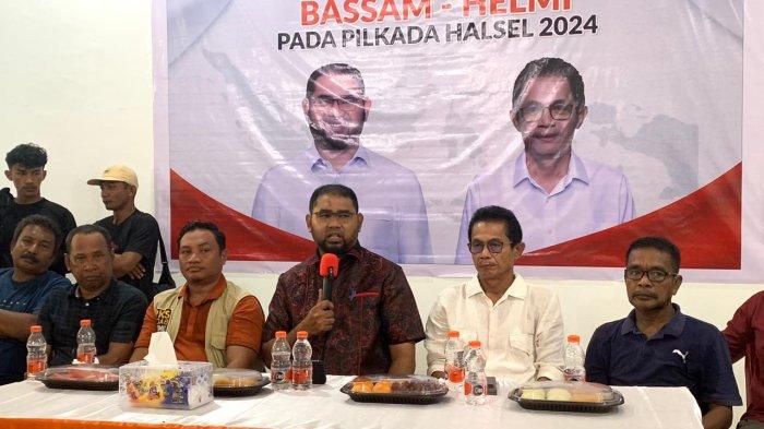 PILKADA: Paslon Bassam-Helmi ketika mengumumkan kemenangan mereka di Pilkada Halmahera Selatan 2024, Kamis (28/11/2024).