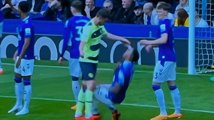 Bek Manchester City, Aymeric Laporte, menampar tangan bek Everton, Yerry Kima.