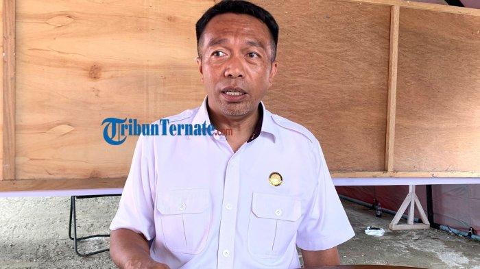 BENCANA: Plt Kepala BPBD Halmahera Selatan, Maluku Utara Aswin Adam ketika menjelaskan penanganan warga terdampak banjir di Kecamatan Bacan, Rabu (26/6/2025)