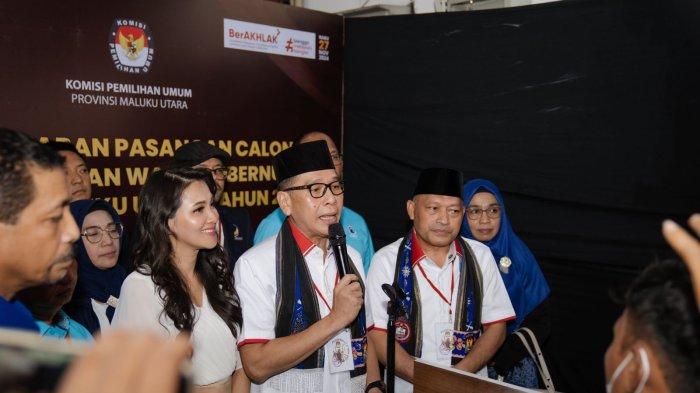 PILKADA: Pasangan bakal calon Gubernur Maluku Utara, Benny Laos dan Sarbin Sehe, berikan keterangan usai mendaftar ke KPU Provinsi di hari terakhir pendaftaran, Kamis (29/8/2024).