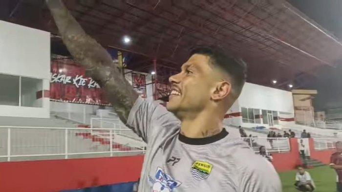 Bintang Persib Bandung Ciro Alves menyapa penggemar bocilnya di Ternate, Maluku Utara