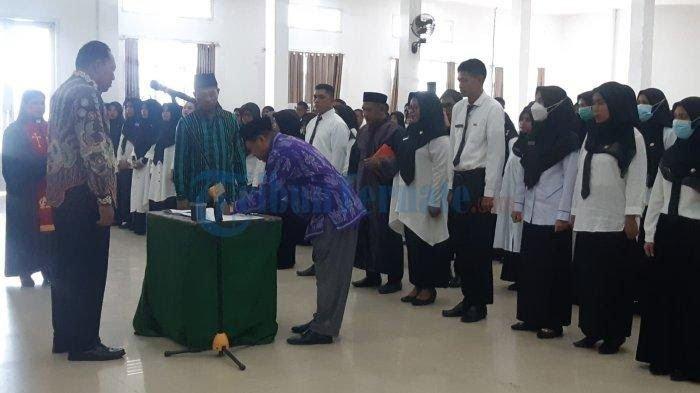 ILUSTRASI PPPK: Bupati Halmahera Selatan Usman Sidik (depan) ketika menyerahkan SK PPPK guru 2022 lalu. Kini, Bupati dijadwalkan menyerahkan SK 631 PPPK hasil seleksi 2022 dalam waktu dekat, Jumat (25/8/2023).