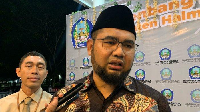 PEMKAB HALMAHERA SELATAN - Bupati Halmahera Selatan Bassam Kasuba. Ia menyebut Kepala Dinas PMD Halmahera Selatan Maslan Hi. Hasan sudah masuk masa pensiun.