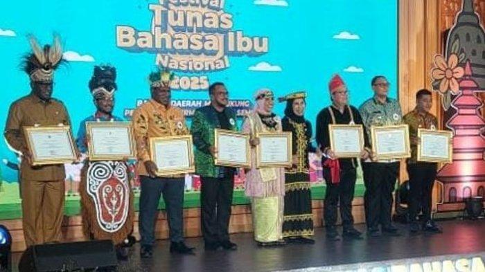 CAPAIAN: Bupati Kepulauan Sula, Maluku Utaara Fifian Adeningsi Mus (tengah) lakukan foto bersama usai menerima piagam penghargaan dari Mendikdasmen Abdul Mu’ti di Jakarta, Senin (26/5/2025)