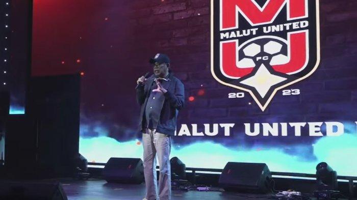 KOMPETISI: COO Malut United, Willem D Nanlohy saat bicara soal renovasi Stadion Gelora Kie Raha Ternate pada acara perkenala skuad dan jumpa pers di Jakarta, Senin (29/7/2024)