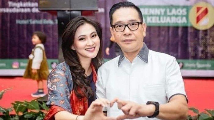 SHERLY KEHILANGAN BENNY - Gubernur Provinsi Maluku Utara, Sherly Tjoanda dan mendaing suaminya Benny Laos saat foto bersama. Sherly Laos mengaku pernah nyaris menyerah setelah ditinggalkan Benny Laos.