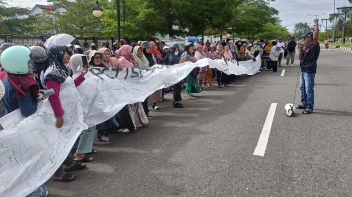 TUNTUTAN: Suasana aksi dari ribuan masyarakat Sofifi dan pendatangan petisi DOB Sofifi di depan masjid raya Shaful Khairaat jalan 40 Sofifi kota Tidore Kepulauan, Jumat (18/7/2025)