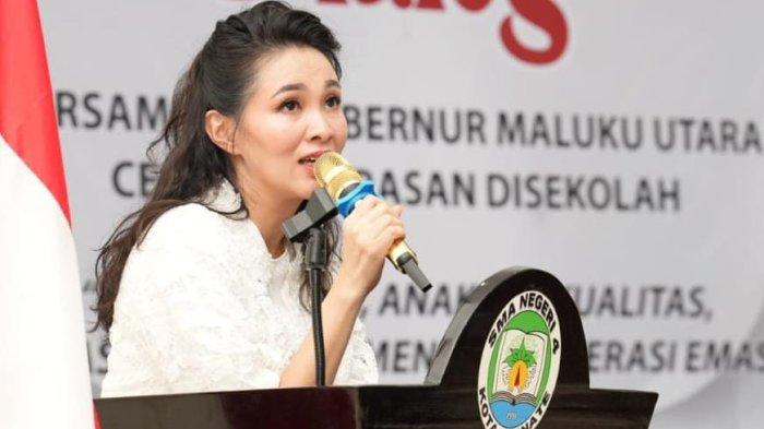 KECAMAN - Gubernur Maluku Utara Sherly Laos pada sebuah acara belum lama ini. Sherly Laos mengecam kasus rudapaksa terhadap seorang siswi SMP di Halmahera Selatan. Dirinya mendorong agar para pelaku yang terlibat dihukum seberat-beratnya.