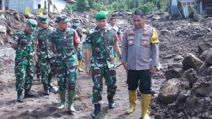 PEDULI: Danrem 152 Baabullah Ternate, Kolonel Inf Enoh Solehudin lihat kondisi terakhir lokasi bancir bandang di Kelurahan Rua, Kota Ternate, Maluku Utara, Jumat (30/8/2024)