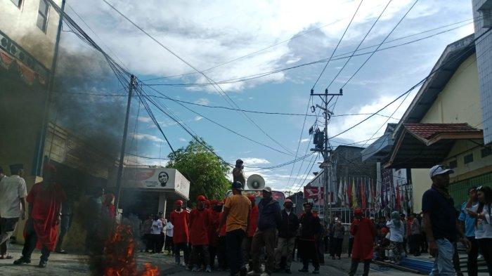 Massa saat menggelar demo di depan Kantor KPU Maluku Utara, Senin (6/1/2025).