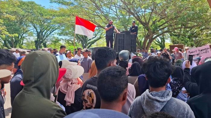 TUNTUTAN: Warga mengatasnamakan Majelis Rakyat Kota Sofifi (Markas) kembali menggeruduk kantor DPRD Maluku Utara, Senin (28/7/2025). Mereka mendesak pemerintah segera menindaklanjuti pembentukan Daerah Otonomi Baru (DOB) Sofifi sebagai ibu kota provinsi, Senin (28/7/2025)