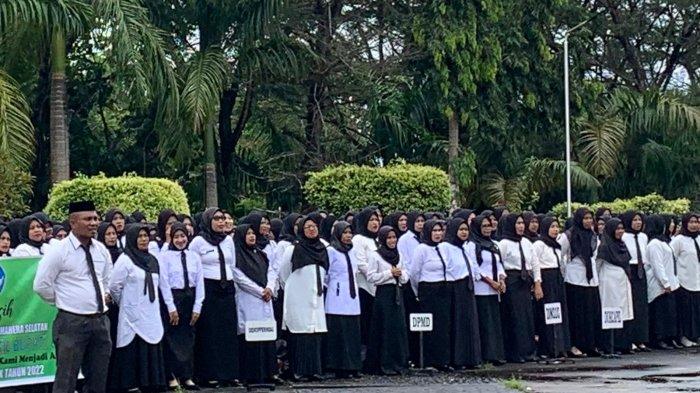 PENDIDIKAN: Tampak ratusan tenaga guru lingkungan Pemkab Halmahera Selatan saat ikut apel pengambilan SK PPPK. Dinas Pendidikan akan mengalihkan tenaga guru honorer yang mengabdi di sekolah swasta ke sekolah negeri, Kamis (9/11/2023)