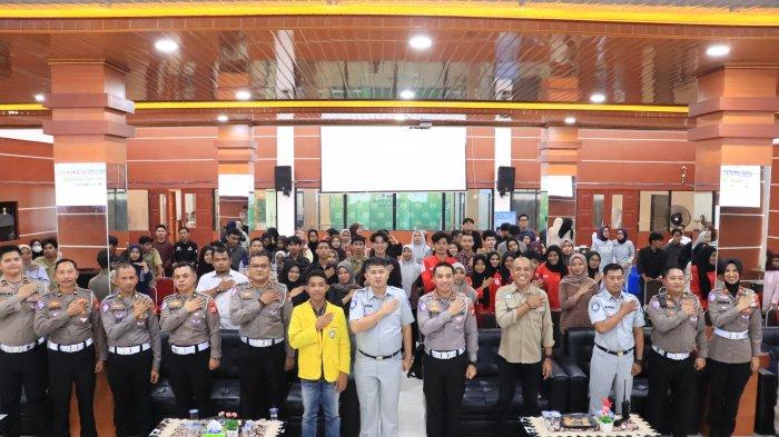 UNKHAIR TERNATE - Direktorat Lalu Lintas (Ditlantas) Polda Maluku Utara bersama Jasa Raharja, Satlantas Polres Ternate, dan Rektor Unkhair Ternate mengadakan deklarasi tertib berlalu lintas di kampus Unkhair Ternate, Kamis (15/5/2025). Mahasiswa Unkhair diharapkan bisa menjadi role model tertib berlalulintas.