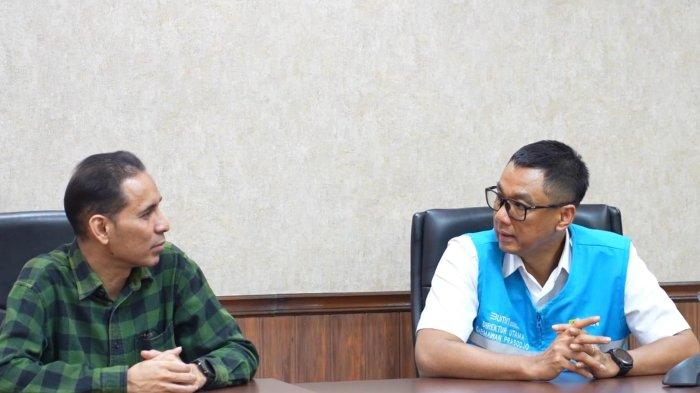 Direktur Utama PLN, Darmawan Prasodjo (kanan), juga meninjau Bandara Ngurah Rai Bali, pada Sabtu (3/5). General Manager PT Angkasa Pura Indonesia Bandara Ngurah Rai Bali, Ahmad Syaugi Shahab (kiri) menyampaikan apresiasi atas respons cepat PLN dalam memastikan kestabilan pasokan listrik di bandara sehingga pelayanan tetap berjalan dengan baik, Sabtu (3/5/2025).