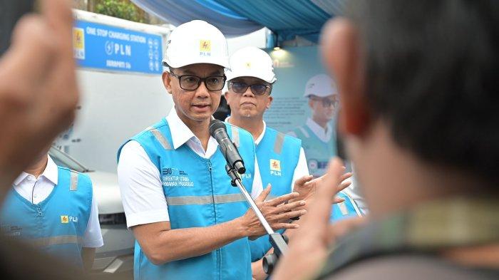 Direktur Utama PLN Darmawan Prasodjo memastikan kesiapan infrastruktur pengisian daya kendaraan listrik dengan melakukan rangkaian inspeksi SPKLU di Trans Jawa, salah satunya SPKLU One Stop EV Charging Station di Surapati, Bandung, pada Rabu (25/12).