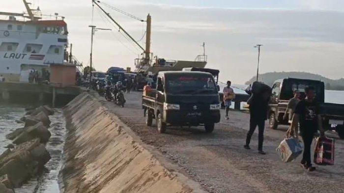 PELAYARAN: Suasana di Pelabuhan Bobong, Kabupaten Pulau Taliabu Maluku Utara