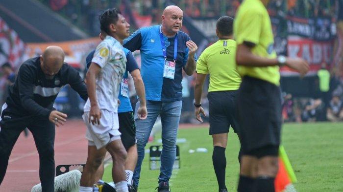 KOMPETISI: Reaksi Pelatih Persib Bandung Bojan Hodak saat Beckham Putra dilanggar, protes kepada asisten wasit pada laga Persija vs Persib pekan k 23 Liga 1 2024-2025 di Stadion Stadion Patriot Candrabhaga, Bekasi, Minggu (16/2/2025). Laga sengit ini berkesudahan imbang 2-2