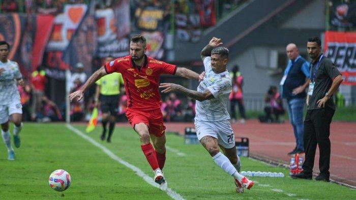 KOMPETISI: Aksi Ciro Alves (kanan) berduel dengan Ramon Bueno (kiri) dalam laga pekan ke 23 Liga 1 2024-2025 antara Persija Jakarta vs Persib Bandung di Stadion Patriot Candrabhaga, Bekasi, Minggu (16/2/2025). Laga sengit ini berkesudahan 2-2