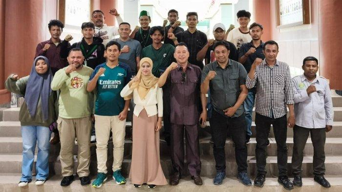 DUKUNGAN: Ketua DPRD Maluku Utara Iqbal Ruray foto bersama dengan sejumlah masa aksi dari Majelis Rakyat Sofifi usai hering bersama di kantor DPRD di Sofifi, Senin (14/7/2025)