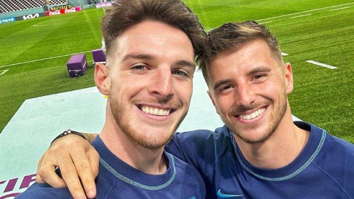 Duo sahabat, Declan Rice dan Mason Mount bisa kembali reuni lantaran keduanya yang merupakan lulusan akademi Chelsea kini sama-sama diincar Manchester United.