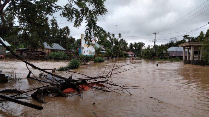 PERISTIWA: Jalan dan Pemukiman penduduk Dusun Koba, Desa London, Taliabu Maluku Utara, terendam akibat hujan deras.