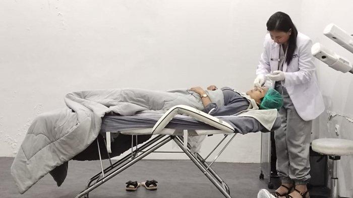 Suasana treatment kecantikan di Ekles Clinic Aesthetic and Laser Ternate, Maluku Utara.