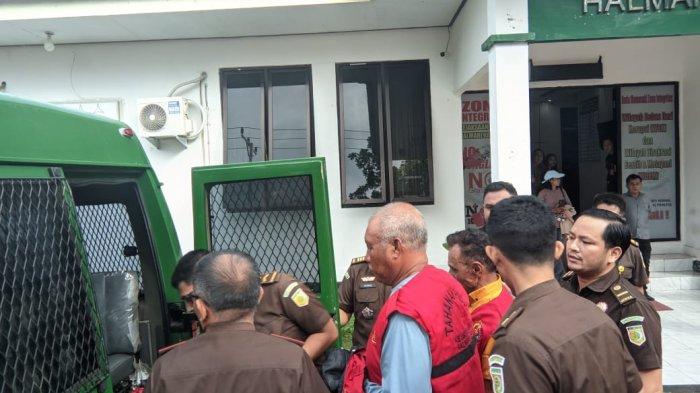 Mantan Kepala Dinas PUPR Halmahera Utara Abubakar A Rajak Saat dinaikan ke Mobil Tahanan kejaksaan untuk dibawa ke Rutan