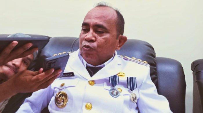 KINERJA: Pj Bupati Pulau Morotai, Burnawan saat memberikan keterangan kepada awak media yang ditemui di kediamannya, Sabtu (17/8/2024)