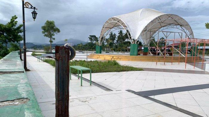 FASILITAS: Tampak tiang lampu hias di kawasan UMKM Milenial Halmahera Selatan, Maluku Utara yang patah, Minggu (11/5/2025)