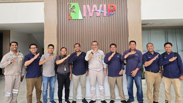 Foto bersama PLN UIW MMU dengan PT. IWIP