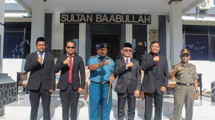 Sekda Pulau Morotai, Provinsi Maluku Utara, Muhammad Umar Ali dan pimpinan OPD foto bersama dengan Danlanal Morotai, Letkol Laut (P) Arif Priwadi Wibowo, Senin (28/10/2024).