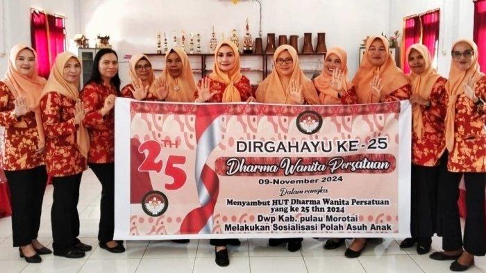Ketua DWP Pulau Morotai, Maluku Utara, Nurlela Muhammad Umar Ali bersama anggotanya lakukan foto bersama usai melakukan sosialisasi