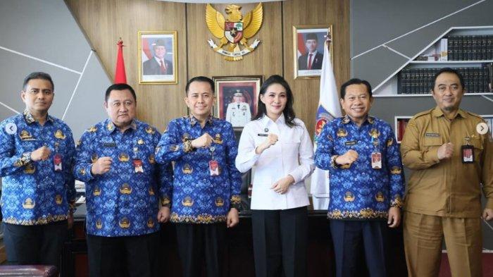 Gubernur Maluku Utara, Sherly Laos atau Sherly Tjoanda, melaukan kunjungan ke Ditjen Keuangan Daerah Kemendagri setempat pada 17 Maret 2025. Gambar tangkap layar diambil dari Instagram s_tjo pada 20 Maret 2025.