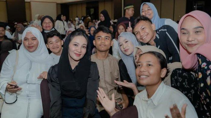 BALAS BUDI SHERLY - Gubernur Maluku Utara, Sherly Laos atau Sherly Tjoanda, buka bersama muda-mudi daerahnya. Gambar tangkap layar diambil dari Instagram @s_tjo 8 Maret 2025. Sherly Laos mengungkapkan dirinya harus balas budi kepada muda-mudi daerahnya.