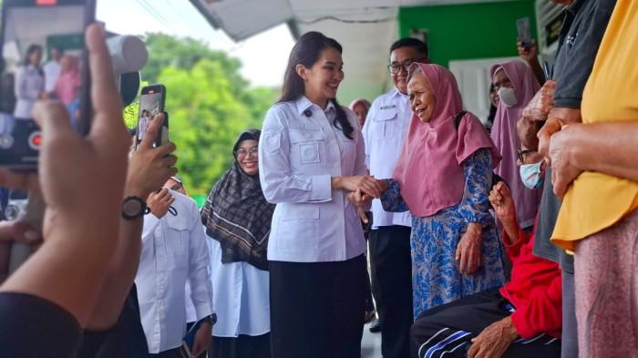 KUNJUNGAN: Selain mengunjungi Sekolah Rakyat di Sentra Wasana Bahagia, Gubernur Maluku Utara Sherly Laos juga menyempatkan diri mengunjungi Pantai Jompo di Kelurahan Ubo-ubo, Kota Ternate, Rabu (16/7/2025)