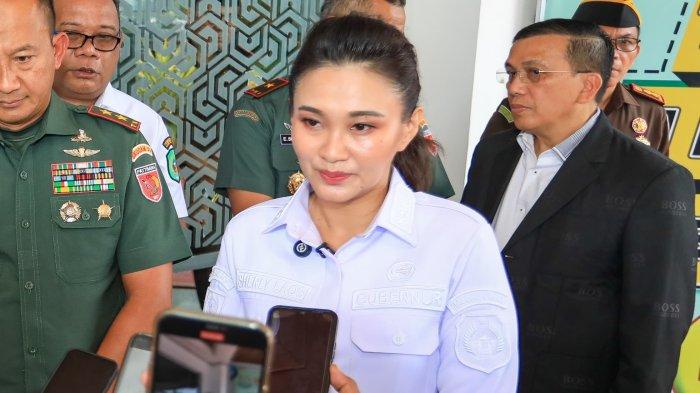KOMITMEN: Gubernur Maluku Utara Sherly Laos saat diwawancarai sejumlah awak media, Sabtu (24/5/2025)