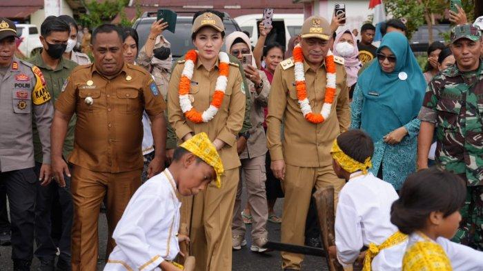 Penjemputan Gubernur Maluku Utara Sherly Laos dengan Wakil Gubernur Sarbin Sehe saat berkunjung ke Kecamatan Kao Halmahera Utara, Senin (25/3/2025)