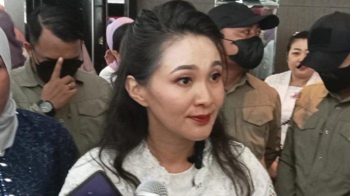 HUKUM: Gubernur Maluku Utara Sherly Laos saat diwawancarai sejumlah awak media, Senin (21/4/2025). Ia menyikapi kasus rudupaksa di Halmahera Selatan