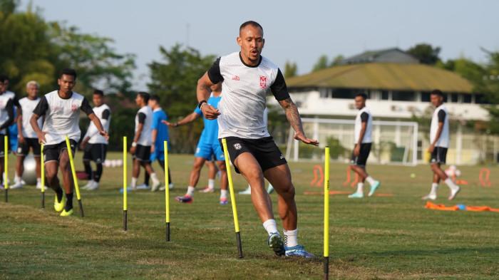 Gustavo Franca pada sebuah sesi latihan bersama Malut United
