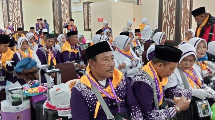 HAJI: 47 calon jemaah haji (CJH) Pulau Taliabu, Maluku Utara tergabung dalam kloter 17 saat berada di lokasi Embarkasi Makassar persiapan terbang ke Kota Madinah