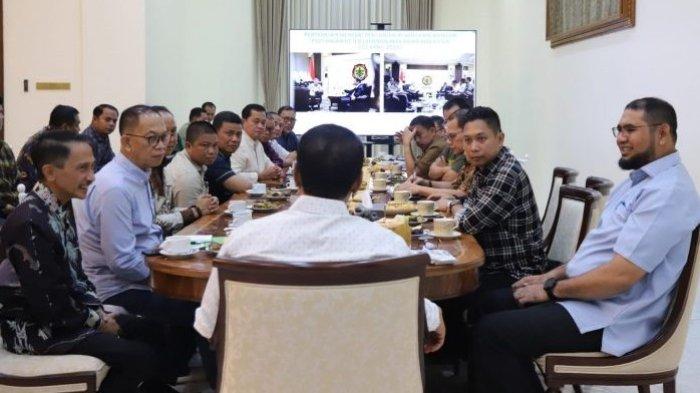 PENCANANGAN: Bupati Halmahera Selatan, Maluku Utara Bassam Kasuba (kanan kameja biru) ketika bersama sejumlah anggota KOPEK bertemu dengan Menteri Pertanian Arman Sulaiman, Minggu (25/5/2025).