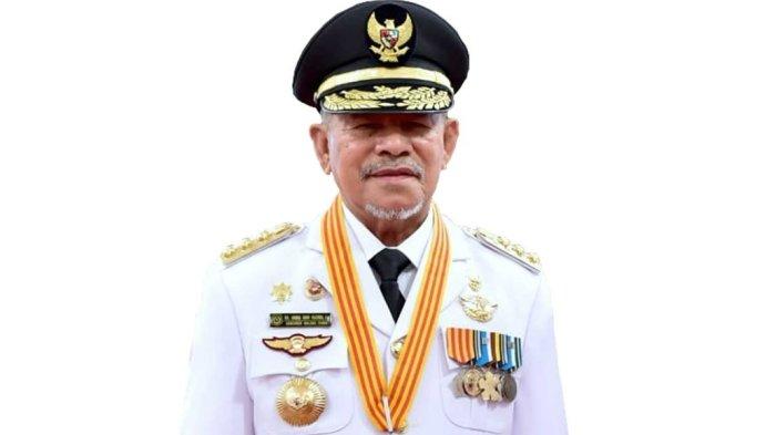 HARTA: Gubernur Maluku Utara, Abdul Ghani Kasuba (kiri)