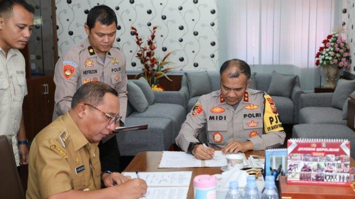 Wali Kota Ternate M Tauhid Soleman bersama Kapolda Maluku Utara Irjen Pol Midi Siswoko saat melakukan penandatanganan kerja sama di Mapolda, Senin (
6/1/2025)