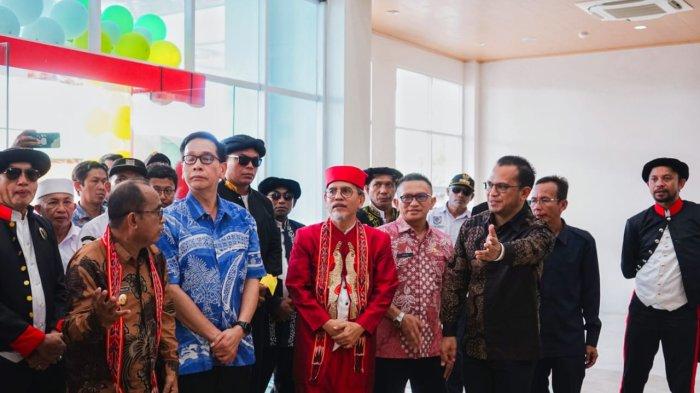 Usai pemotongan pita pintu masuk RSUD H. Mudaffar Sjah, Pj Bupati Burnawan dan Sultan Ternate Hidayatullah Sjah bersama rombongannya ikut melihat langsung dalam RSUD kedua di Morotai itu, Kamis (25/7/2024)
