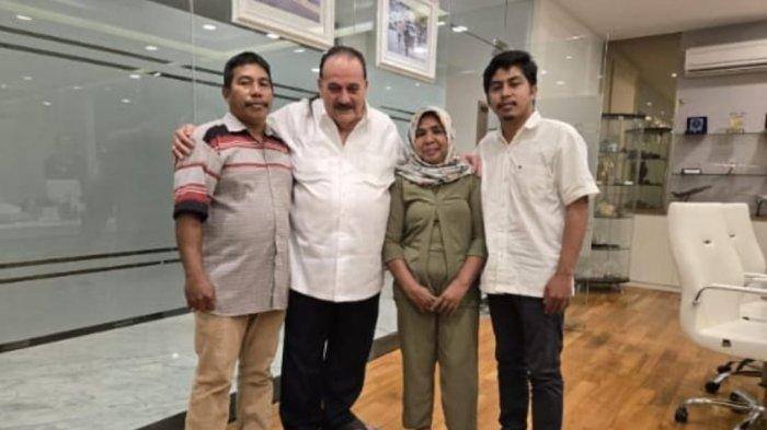 PERMINTAAN MAAF - Ketua AMPP Togammoloka Maluku Utara Muhammad Iram Galela bersama kedua orang tuanya menemui Direktur PT NHM Romo Nitiyudo Wachjo atau Haji Robert di Jakarta, Rabu (19/2/2025).