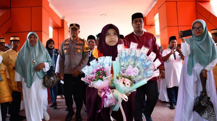 MTQ INTERNASIONAL : Izzah Qurrata’ain Mubarak, peraih Juara 1 Kategori Tilawah Anak-anak Musabaqah Tilawatil Quran (MTQ) Tingkat Internasional di Qatar Tahun 2025. Kedatangan Izzah di Pelabuhan Rum, Kota Tidore disambut meriah ,Kamis (30/1/2025). (Foto : Prokopim Kota Tidore)