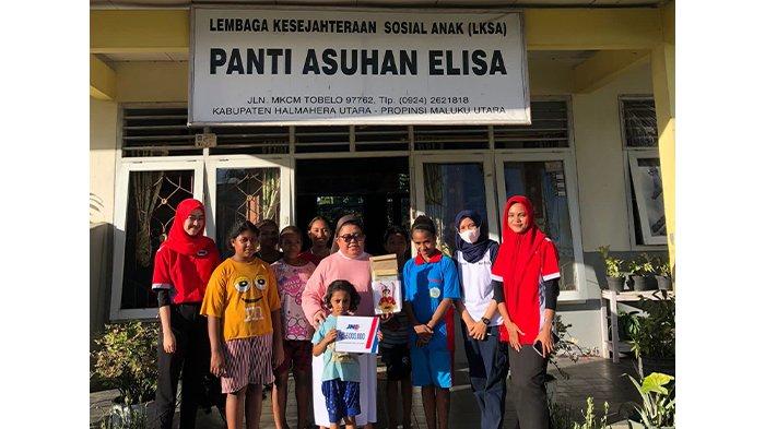 Kunjungan JNE untuk memberikan donasi dan bantuan lainnya dalam rangka menyambut Natal 2024, di Lembaga Kesejahteraan Sosial Anak (LKSA) Panti Asuhan Elisa, Kabupaten Halmahera Utara, Maluku Utara.