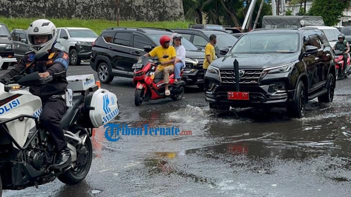 INFRASTRUKTUR: Terlihat mobil dinas Wali Kota Ternate, Maluku Utara M Tauhid Soleman melintasi sebuah ruas jalan yang digenangi air pasca hujan, Kamis (17/7/2025)